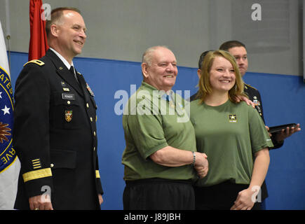 Mikaila Falash reçoit un 'Notre communauté salue' certificat du destinataire de la médaille d'honneur de sergent-major de commandement (Ret.) Kenneth E. Stumpf et Fort McCoy Haut Commandant 88e Commandement du soutien régional et général commandant, le Général Patrick Reinert lors d'une "Notre communauté salue" événement à Fort McCoy, Wisconsin sur Journée des Forces armées, le 20 mai, pour reconnaître et honorer les finissants du secondaire qui se sont engagés à s'enrôler dans les Forces armées à la suite de l'obtention du diplôme. Banque D'Images