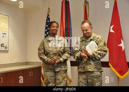 Dans cette image publié par la Réserve de l'Armée de formation du 75e commandement, les soldats de l'Administration centrale de l'unité participer à une cérémonie de reconnaissance au départ des agents supérieurs de Houston, Texas, le samedi 20 mai, 2017. Les officiers, le Lieutenant-colonel Kulvinder Bajwa et le Major Yolanda McBride, avait servi dans l'organisation de cinq et trois ans respectivement avant acceptation des affectations à l'étranger. Le major général James 'Boe' jeunes présentés à chaque officier de l'armée d'un prix, qui est de coutume pour les soldats qui ont servi dans une position de responsabilité pour une période de temps significative. (Photo/75e commandement de l'instruction, Banque D'Images