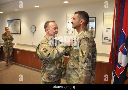 Dans cette image publié par la Réserve de l'Armée de formation du 75e commandement, les soldats de l'Administration centrale de l'unité participer à une cérémonie de reconnaissance au départ des agents supérieurs de Houston, Texas, le samedi 20 mai, 2017. Les officiers, le Lieutenant-colonel Kulvinder Bajwa et le Major Yolanda McBride, avait servi dans l'organisation de cinq et trois ans respectivement avant acceptation des affectations à l'étranger. Le major général James 'Boe' jeunes présentés à chaque officier de l'armée d'un prix, qui est de coutume pour les soldats qui ont servi dans une position de responsabilité pour une période de temps significative. (Photo/75e commandement de l'instruction, Banque D'Images