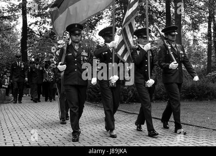 Les membres de l'école secondaire de Ramstein Air Force Reserve Officer Training Corps Junior à la tête d'une procession de Kaiserslautern pour les membres de la communauté militaire de la tombe de 452 enfants américains au cours de la Ramstein Chef de secteur et de groupe de l'écrivain et l'International Women's Club Kindergraves du service commémoratif à Kaiserslautern, Allemagne, le 20 mai 2017. La cérémonie a lieu chaque année à l'honneur les enfants qui ont été perdus de 1952 à 1971. La cérémonie comprenait une invocation, le dépôt de gerbes, l'allumage des bougies, et une bénédiction des tombes. (U.S. Photo de l'Armée de l'air par la Haute Airman Tryphena Mayhu Banque D'Images