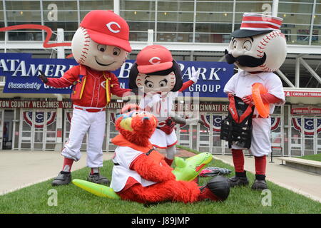 En reconnaissance de la Semaine nationale de la sécurité nautique 2017, mascottes des Reds de Cincinnati de démontrer leur appui au Great American Ball Park, samedi 20 mai, 2017. Lancé il y a près de 60 ans par le président Eisenhower, la Semaine nationale de la sécurité nautique se déroulera du 20 mai au 26 mai ; le slogan de cette année est, de sécurité du bateau Boat Smart, le Porter ! (U.S. Photo de la Garde côtière canadienne par le maître de 3e classe Joel Altman) Banque D'Images