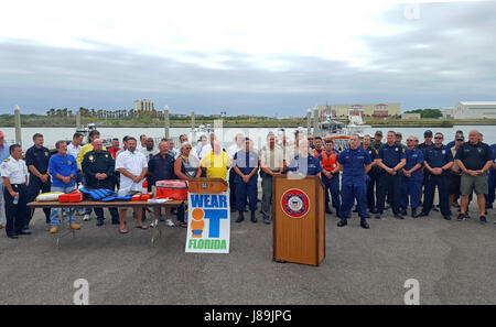 Le Capitaine Holly Najarian, commandant du Secteur de Saint-Pétersbourg, les membres de la Florida Fish and Wildlife Conservation Commission et agences partenaires tenir un point de presse Jeudi, 25 mai 2017 à la rampe de bateau Gandy, Tampa, en Floride, à promouvoir la sécurité nautique et de discuter de l'application accrue de bateaux à passagers au cours de la Semaine nationale de la sécurité nautique et en préparation pour le week-end du Memorial Day. Tout au long NSBW divers organismes associés pour promouvoir l'éducation nautique lors d'une multitude d'événements. (U.S. Photo de la Garde côtière par Maître de 1re classe Michael De Nyse) Banque D'Images