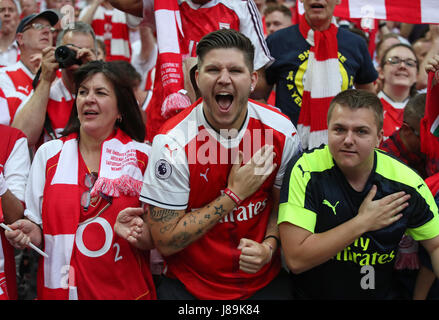 Les supporters d'Arsenal célèbrent après le coup de sifflet final lors de la Unis finale de la FA Cup au stade de Wembley, Londres. Banque D'Images