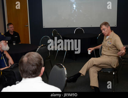 170522-N-U449-013 Portland, Oregon (22 mai 2017) - Arrière Adm. Frederick J. Roegge, commandant des forces sous-marines, Pacifique, réponses aux questions de l'employé au cours d'une visite au Musée des sciences de l'Oregon et de l'industrie, le 22 mai. Roegge était en ville pour prendre part de USS Frank du câble (40) Cérémonie de passation de commandement. (U.S. Photo par marine Spécialiste de la communication de masse 3 Classe Josh Coté/libérés) Banque D'Images