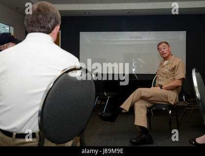 170522-N-U449-014 Portland, Oregon (22 mai 2017) - Arrière Adm. Frederick J. Roegge, commandant des forces sous-marines, Pacifique, réponses aux questions de l'employé au cours d'une visite au Musée des sciences de l'Oregon et de l'industrie, le 22 mai. Roegge était en ville pour prendre part de USS Frank Câble (comme 40) Cérémonie de passation de commandement. (U.S. Photo par marine Spécialiste de la communication de masse 3 Classe Josh Coté/libérés) Banque D'Images