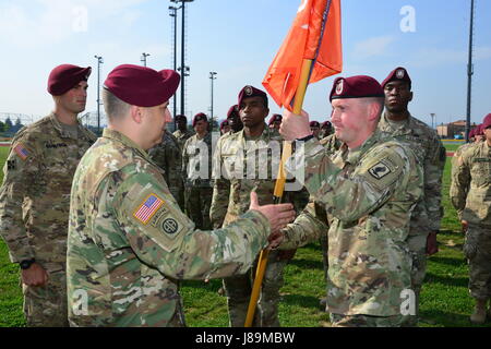 Le capitaine Kellan S. Sams (à droite) passe le guidon au lieutenant-colonel Benjamin A. Bennett (à gauche), commandant du 54e bataillon du génie de la Brigade, 173e Brigade aéroportée, au cours de la cérémonie de passation de commandement de la Compagnie Charlie, 54e bataillon du génie de la Brigade, à la Caserma Del Din à Vicenza, Italie, le 23 mai 2017. La 173e Brigade aéroportée basée à Vicenza, Italie, est la force de réaction d'urgence de l'armée en Europe, et il est capable de projeter des forces canadiennes de mener toute la gamme des opérations militaires de l'ensemble de l'Europe centrale et de l'État, les commandes de l'Afrique domaines de responsabilité. (U.S. Photo de l'armée par Vi Banque D'Images