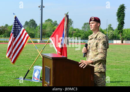 Le capitaine de l'armée américaine Travis R. Gerbatsch, nouveau commandant de la Compagnie C, donne un discours lors de la cérémonie de passation de commandement de la Compagnie Charlie, 54e bataillon du génie de la Brigade, à la Caserma Del Din à Vicenza, Italie, le 23 mai 2017 . La 173e Brigade aéroportée basée à Vicenza, Italie, est la force de réaction d'urgence de l'armée en Europe, et il est capable de projeter des forces canadiennes de mener toute la gamme des opérations militaires de l'ensemble de l'Europe centrale et de l'État, les commandes de l'Afrique domaines de responsabilité. (U.S. Photo de l'armée par Visual Spécialiste de l'information Paolo Bovo/libérés) Banque D'Images