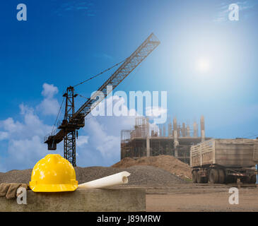 L'industrie de la construction immeuble sur hauteur avec un casque jaune et la paperasse Banque D'Images