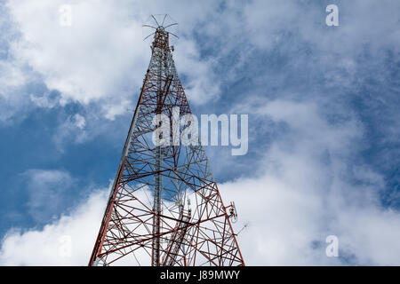 Mât de télécommunication sans fil antennes tv sous ciel bleu avec le cloud Banque D'Images