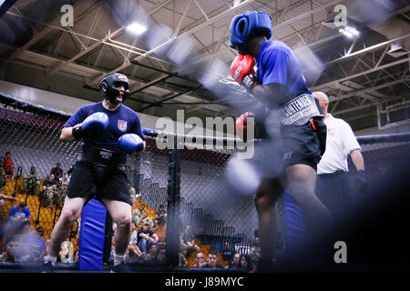 Deux parachutistes avec la 82e Division aéroportée, se préparent à commencer leur match de boxe au cours de la partie de l'All American Semaine 100 Combatives/boxe anglaise à Fort Bragg, N.C., 24 mai 2017. Au cours de toutes les semaines, les parachutistes américains 100 de l'ensemble de la Division a participé à la balle molle, le soccer, le flag-football, à la corde, combatives, boxe, une meilleure concurrence et d'une escouade combattre test fitness pour se vanter et qu'un coup de feu à "meilleur bataillon." Toutes américain Semaine est l'occasion pour les parachutistes, anciens et actuels, de se rassembler et de célébrer l'histoire, le patrimoine et la fierté d'être mem Banque D'Images