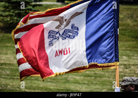 Les membres de la Garde nationale de l'Iowa retraite conduite comme la 88e Commandement du soutien régional consacre une plaque à Camp Dodge, Iowa le 25 mai, en l'honneur de la 88e Division d'infanterie, il commence en 1917. Banque D'Images