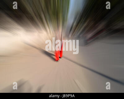 Femme seule sur la route. tourné avec effet de flou. Banque D'Images