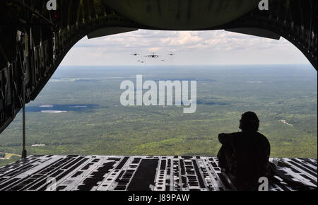 Cory Dye, Senior Airman 14e Escadron de transport aérien l'arrimeur, regarde par la porte de soute d'un C-17 Globemaster III au cours d'un grand exercice de formation, le 25 mai, 2017. La formation de 21 C-17 Globemaster III inclus 18 C-17 transportant des militaires et le transport de l'équipement de trois Joint Base Charleston, S.C. (U.S. Photo de l'Armée de l'air par les cadres supérieurs d'un membre de la Christian Sullivan) Banque D'Images