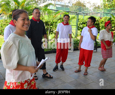 La région marine de la communauté de Singapour a célébré la fin de la cuisine asiatique Le Mois du patrimoine des Îles du Pacifique avec beaucoup de ferveur, le 25 mai, à sa terreur Club complexe sportif et salle à manger. Deux heures de l'événement, qui a débuté à 11 h 30, doté d'un buffet d'inspiration asiatique, mot d'ouverture de la région de la marine de Singapour, commandant du Centre d'un défilé de segment avec les participants discuter de faits culturels et d'information et une présentation de danse culturelle. (Official U.S. Navy photo de Marc Ayalin) Banque D'Images