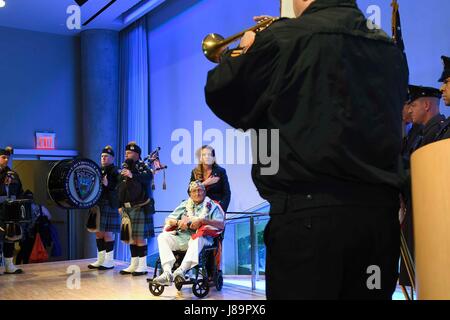 170525-N-TK177-052 NEW YORK (25 mai 2017) - John Seelie, dernier ancien combattant de l'armée stationnée à Schofield Barracks à New York au cours de l'attaque de Pearl Harbor, écoute l'un New York Port Authority Police Department Direction joue le bugle au cours d'une cérémonie qui a rendu hommage à la 9/11 Memorial et musée. FWNY maintenant, est en 29e année, est le lieu de temps honoré célébration de la mer services. C'est une occasion unique pour les citoyens de New York et la région des trois états pour répondre marins, marines et gardes côte, ainsi que de constater par moi-même les dernières fonctionnalités de la m Banque D'Images