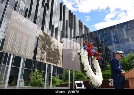 Une célébration du Memorial Day au quartier général de la Garde côtière à Washington, DC, honore l'équipage du Cutter Tampa, torpillé en 1918, avec une couronne et une bénédiction. Banque D'Images