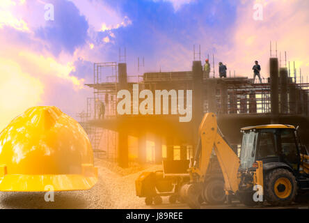 L'industrie de la construction immeuble sur hauteur avec un casque jaune et pelleteuse Banque D'Images