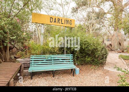 DARLING, AFRIQUE DU SUD - 31 mars 2017 : un banc et son enseigne à se Evita Perron dans Darling, une ville dans la province de Western Cape Banque D'Images