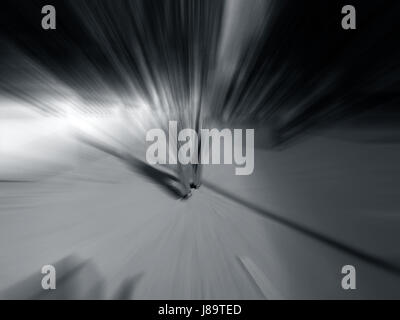 Femme seule sur la route. tourné avec effet de flou. Banque D'Images