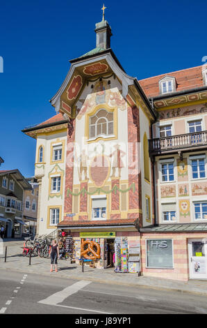 Bad Tölz est situé à environ 60 km au sud de Munich sur la rivière Isar, qui sépare la Alstadt dans l'Est de l'établissement thermal trimestre dans l'ouest. Banque D'Images