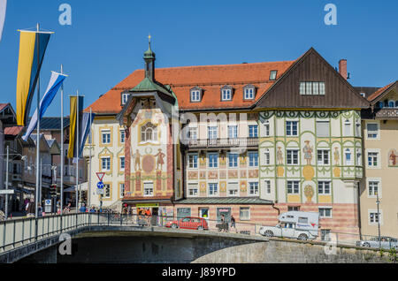 Bad Tölz est situé à environ 60 km au sud de Munich sur la rivière Isar, qui sépare la Alstadt dans l'Est de l'établissement thermal trimestre dans l'ouest. Banque D'Images