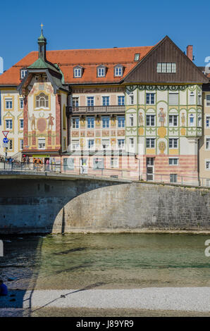 Bad Tölz est situé à environ 60 km au sud de Munich sur la rivière Isar, qui sépare la Alstadt dans l'Est de l'établissement thermal trimestre dans l'ouest. Banque D'Images