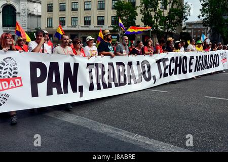 Madrid, Espagne. 27 mai, 2017. Des milliers de personnes se retrouvent à Madrid pour protester contre l'insécurité de l'emploi, le chômage et la détérioration du tissu social de la santé et l'éducation. Credit : M.Ramirez/Pacific Press/Alamy Live News Banque D'Images