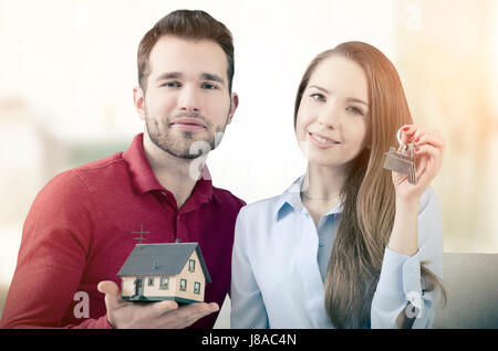 Jeune couple jouit d'obtenir les clés de la maison. Les clés chambre immobilier home heureux couple concept d'économie Banque D'Images