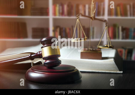 Marteau à la salle d'audience. bibliothèque juridique Avocat droit légalité pèse-personnes contexte concept gavel Banque D'Images