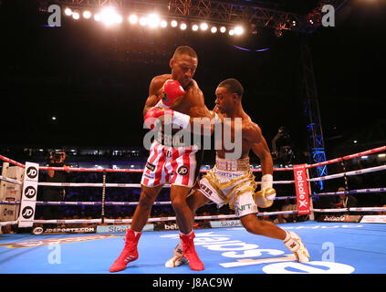 Kell Brook (à gauche) en action contre Errol Spence pendant leur champion IBF World Championship à Bramall Lane, Sheffield. Banque D'Images