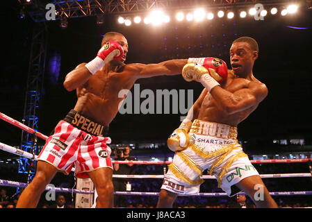 Kell Brook (à gauche) en action contre Errol Spence pendant leur champion IBF World Championship à Bramall Lane, Sheffield. Banque D'Images