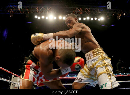 Kell Brook (à gauche) en action contre Errol Spence pendant leur champion IBF World Championship à Bramall Lane, Sheffield. Banque D'Images