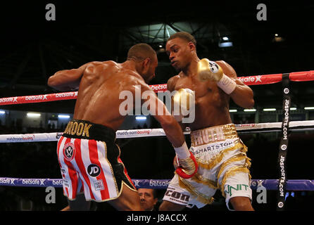 Kell Brook (à gauche) en action contre Errol Spence pendant leur champion IBF World Championship à Bramall Lane, Sheffield. Banque D'Images