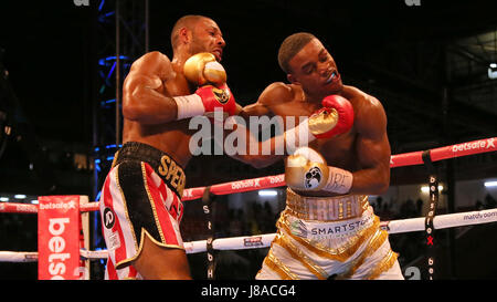 Kell Brook (à gauche) en action contre Errol Spence pendant leur champion IBF World Championship à Bramall Lane, Sheffield. Banque D'Images