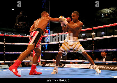 Kell Brook (à gauche) en action contre Errol Spence pendant leur champion IBF World Championship à Bramall Lane, Sheffield. Banque D'Images