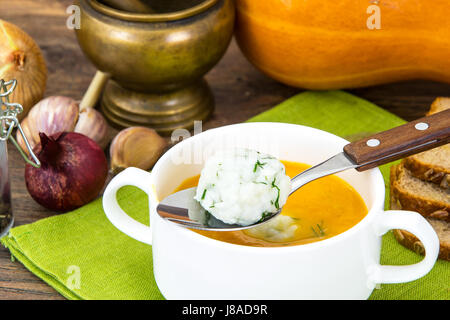 Soupe diététique purée avec du riz, des carottes et potiron Banque D'Images