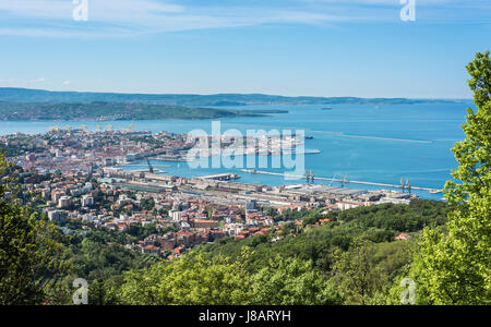 Vue depuis le chemin panoramique Strada Vicentina ou Strada Napoleonica au plateau karstique de le port et le Golfe de Trieste Banque D'Images