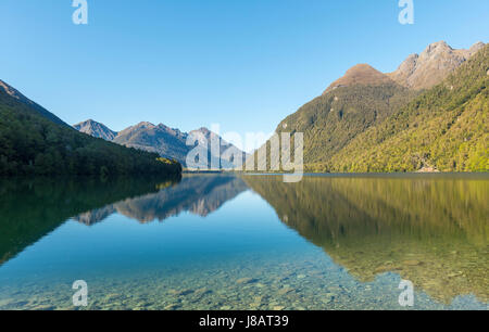 Lake Gunn, reflet dans le lac, Parc National de Fiordland, Southland, île du Sud, Nouvelle-Zélande Banque D'Images