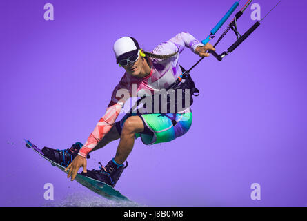 Kite rider close up portrait. Kite Surf Rider Professionnel sportsman avec kite dans sky high sauts acrobatiques air kitesurf trick avec grab Banque D'Images