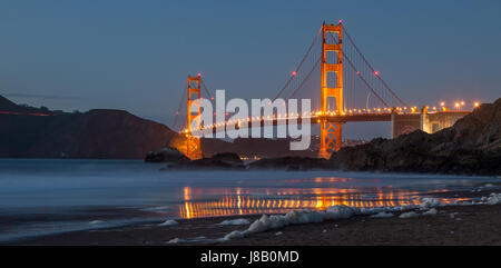 Vue de nuit sur le Golden Gate Bridge à partir de Baker's Beach Banque D'Images