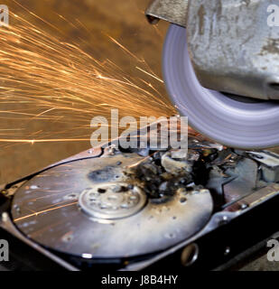 Détruire un disque dur ouvert Banque D'Images