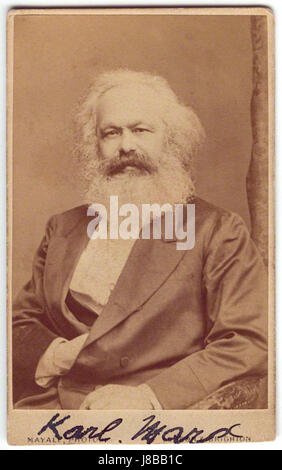Un portrait de Karl Marx, réalisé par le photographe John Mayall en 1870, capture le philosophe à un moment clé de sa vie. Cette image donne un aperçu de la personnalité et de la présence de Marx, contribuant ainsi à l'historique de son héritage. Banque D'Images