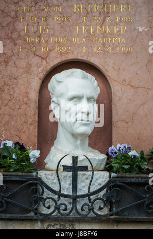 Luis Trenker, 1892-1990, l'alpiniste allemand, acteur, réalisateur et écrivain, buste à la tombe de sa ville natale, St.Ulrich à Val Gardena Banque D'Images