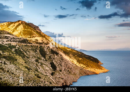 Vue sur la côte de Makarska Riviera dans la soirée, Croatie Banque D'Images