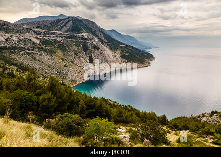 Vue sur la côte de Makarska Riviera dans la soirée, Croatie Banque D'Images