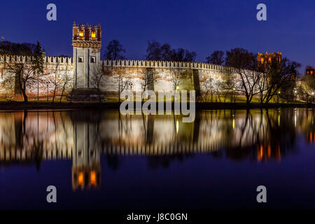 Vue imprenable de couvent Novodievitchi le soir, Moscou, Russie Banque D'Images