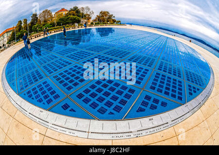 Dalmatie Zadar d'installations artistiques sur le front - Salutation au soleil par Nikola Basic Banque D'Images