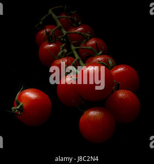 Tomates cerise sur la vigne Banque D'Images