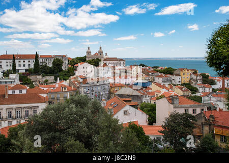 Vue aérienne de la ville de Lisbonne et le Tage avec les toits rouges et les repères Banque D'Images