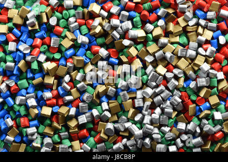 La texture de fond de granules de plastique multicolore ou granulés fabriqués à partir de matériaux recyclés pour être réutilisés dans l'industrie dans une vue plein cadre Banque D'Images